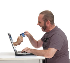 Homme effectuant un paiement en ligne